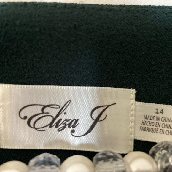 Forest green dress with stylish flared sleeves. - Picture 4 of 5